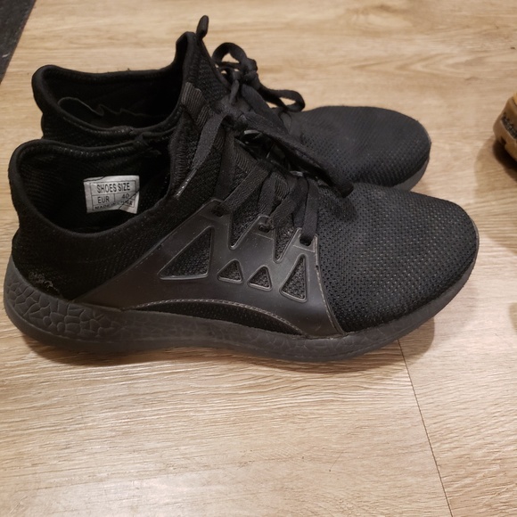 Ultimate Comfort and Performance: Black Sport Shoes with Breathable Design - Picture 1 of 5